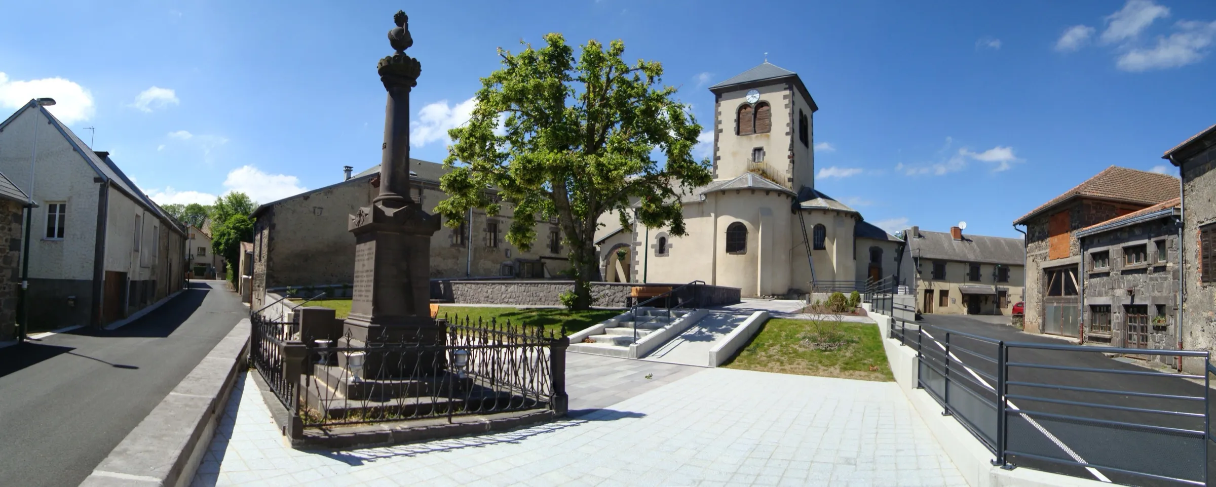 Places église et fontaine